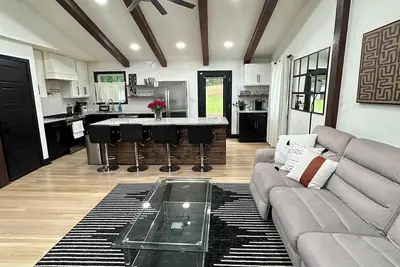 Image de Backyard Oasis - Near Airport, Beltline & Downtown