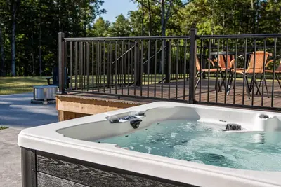 Image de Sleeps 8, hot tub, secluded, spacious