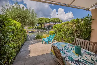 Image de Port-Cogolin – Maison de pêcheur avec bateau à l’amarrage.