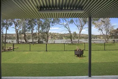 Image de 🌊 Absolute Waterfront Bliss – Pet Friendly Family Shack to Ski, Fish & Relax