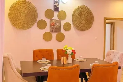 Image de Modern vacation apartment with washing machine and king-size bed