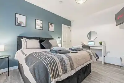 Image de Central Location • Edgbaston Village / Broadway Plaza | Fast Wi-Fi | Sleeps 4