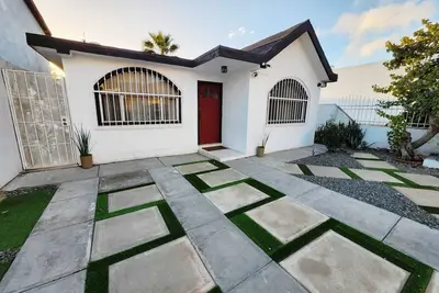 Image de \n\nComfortable 3-bdr 2-bth house in Ensenada, 7 mins from beach.