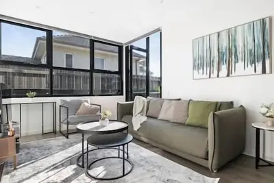 Image de Bright & Modern 1br Apt w/ Balcony & Parking