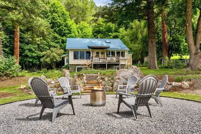 Image de A serene, rustic farmhouse nestled on the banks of the Jocko River. Perfect for nature lovers, this cozy getaway offers peace, privacy, and stunning outdoor spaces to immerse yourself in the beauty of Montana.