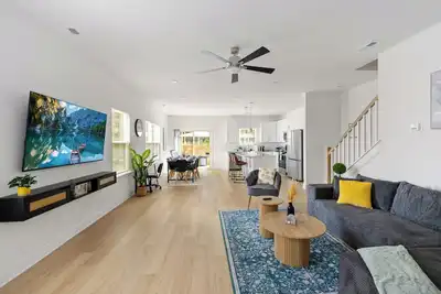 Image de Uptown Retreat Sleeps 10 w/Hot Tub, Games /Fenced