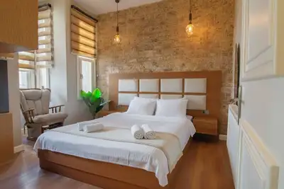 Image de Stylish 2br Apartment in Central Beyoğlu – Leo-01<br>Located just steps from Taksim Square, this modern 2+1 flat offers comfort and convenience in the heart of Istanbul. Enjoy easy access to cafes, shops, and public transport.