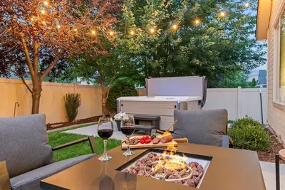 Image de Sleeps 14 comfortably! 7-seat mineral hot tub, firepit, private yard. Game garage w/ Pac-Man, foosball & 65” Tv. High-end home with luxe mattresses and linens. 4 Smart TVs, fully stocked kitchen. Near Roaring Springs, Wahooz, shopping and I-84