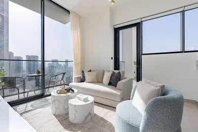 Image de Modern 2br with Private Pool, Near Circle Mall, Quick Access from Al Khail Road