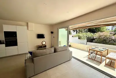 Image de Maison entièrement rénovée à 50m de la plage et 100 du port