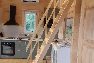 Image de Romantic Log-Cabin with Hot-tub and views of the forest valley (Ev-Charger)