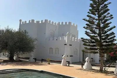 Image de Bel appartement avec terrasse de toit et piscine privée, à 2 Km de la plage