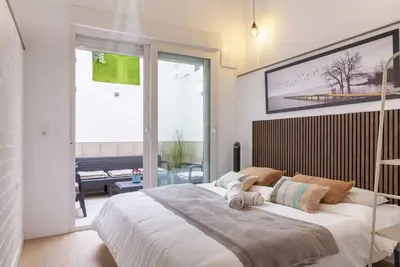 Image de Cet appartement moderne à Valence allie design contemporain, confort et emplacement stratégique pour profiter pleinement de la ville. Il comprend une chambre lumineuse, un salon avec canapé-lit et Smart Tv, une cuisine entièrement équipée avec élec