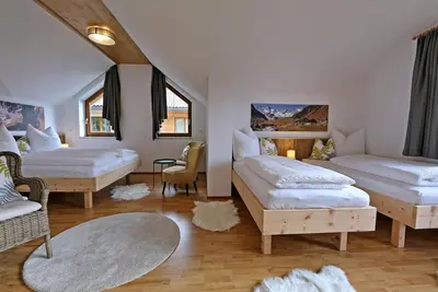 Image de Maison de vacances 'Zillertalblick' avec vue sur la montagne, terrasse privée et Wi-Fi