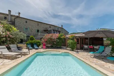 Image de Maison de vacances 'Mas Le Bragalou' avec vue sur les montagnes, piscine privée et Wi-Fi
