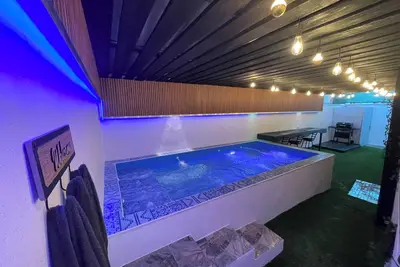 Image de Tremendous 2-bedroom house with a private pool, office, and private parking.