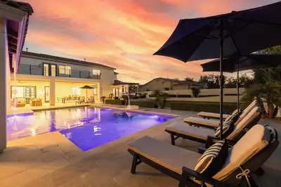 Image de Luxury Outdoor Living - Heated Pool and Hot Tub