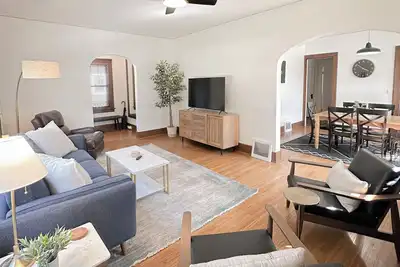 Image de Bricks - Main floor 2 bed/bath home, 2 car garage 3 blocks from Mayo Clinic!