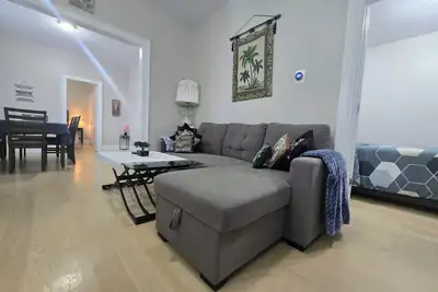 Image de 3-bedroom full bungalow in pleasant Downtown Peterborough with Ac