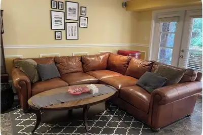 Image de Beautiful 3 beds 2 bath Garden level suite in south Surrey