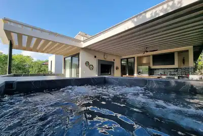 Image de Luxury Rooftop Oasis Plunge Pool & Outdoor Kitchen