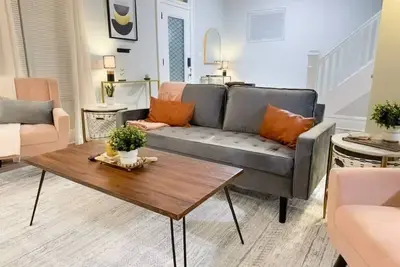 Image de Art Deco Home Downtown, Garage Parking, 4bd, Fire Pit, Pet Friendly, fenced yard