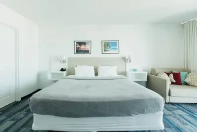 Image de Ocean Beach Studio • Balcony • KingBed + Twin Sofa