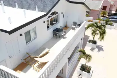 Image de Palm Beach VacaySuites - Coconut Suite - Top Floor