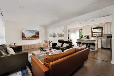 Image de Kid-Friendly Stylish 4br Retreat: Game Room, Pergola, Fire Pit, Yard & Wfh Desk!