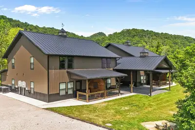 Image de New Barndominium/12 Guest /2 Hot Tubs/ 2 Kitchens/ 2 Firepits