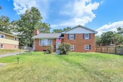 Image de Fireplaces, Fire Pit & Family Fun: Alexandria Home