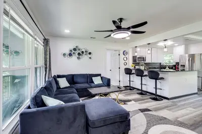 Image de 1 Mi to At&T Stadium: Cozy Family Home w/ Yard!