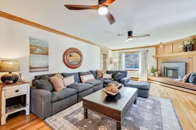 Image de Spacious Urban Living with Prime Main St. Access