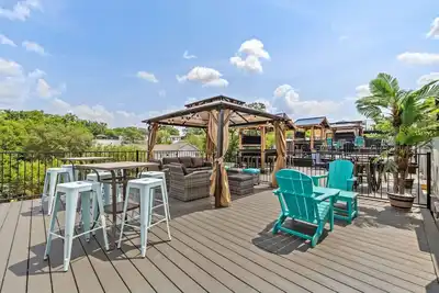 Image de 4br - Sleeps 12 | Makeup Room + Rooftop!