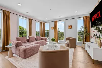 Image de 4br Sleeps 14 | Makeup Room + Rooftop!