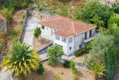 Image de 2-bedr. farm with garden near Praia Fluvial and Cinfães in Tarouquela/With key safe