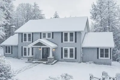 Image de [Goldenwood Lakehouse] Luxury 5 Br Winter Retreat, Fireplace, Ping Pong