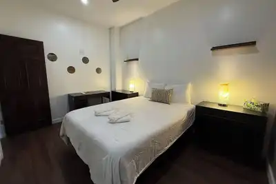 Image de 3-bedroom apartment in wonderful Brooklyn, close to train