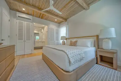 Image de Charming second level 2-bedroom Oceanfront condo in Watercolors