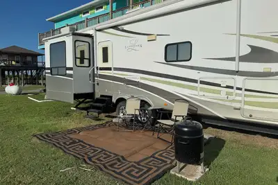 Image de Spacious Rv with Ac in charming Holly Beach