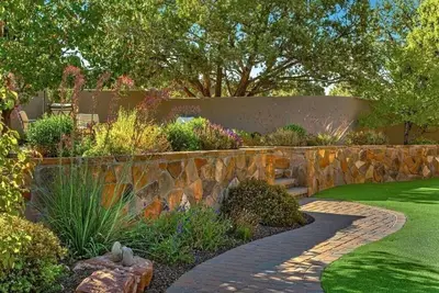 Image de Sedona Luxury Retreat - 3br/4ba with Red Rock Views & Koi Pond