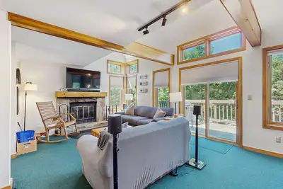 Image de Cozy condo w/ golf course views, pet-friendly, balcony, bbq, fireplace, mudroom