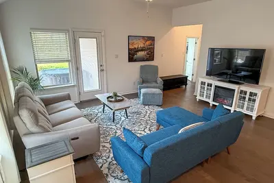 Image de Spacious 4br Escape with Hot Tub, Laundry, and Pools in Buda.