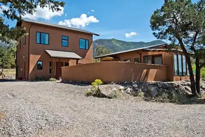 Image de White Lotus House - 2 Br, 2. 5 Bath Luxury Sanctuary in Crestone, Colorado