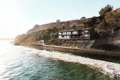 Image de Montecito Point — An Architectural Landmark on the Beach