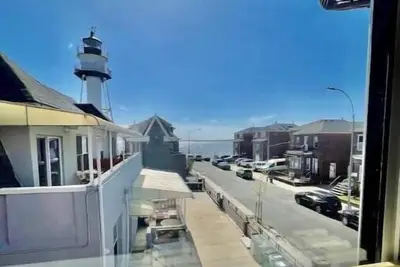 Spacious 2 Bedroom with porch and backyard