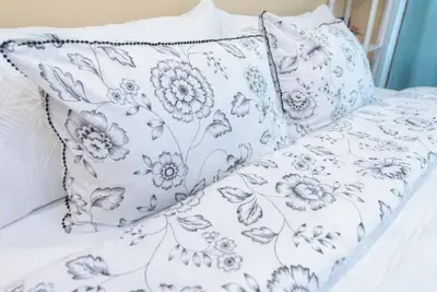 Sunny 2 bedroom loft - lighthouse and ocean views