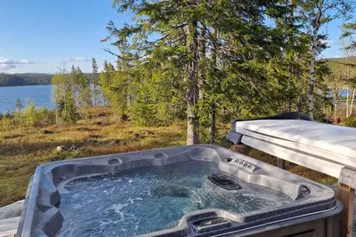 Image de Mountain tranquility with jacuzzi, fire pit & winter magic – Northern Lights