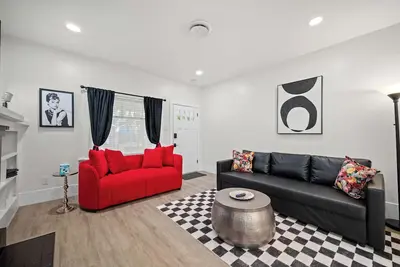 Image de Chic Midtown Gem Near Capitol & McKinley Parks!