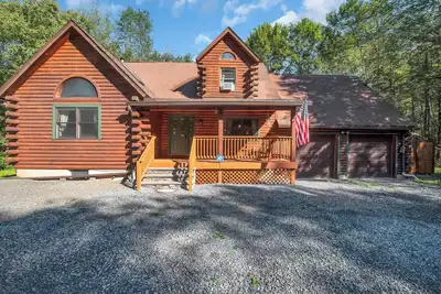 Image de Secluded Log Cabin w/ Hot Tub, Fire Pit, Game Room